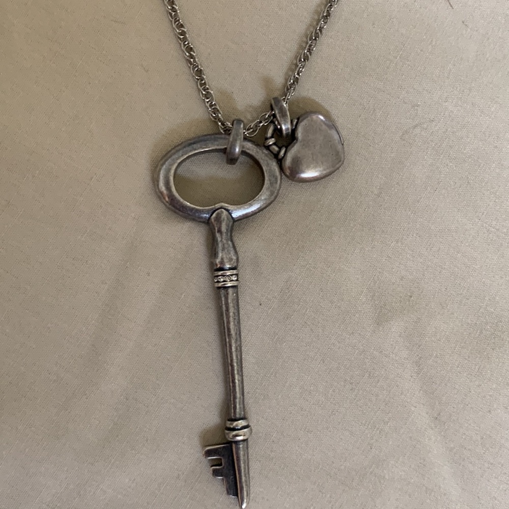 Fossil necklaces with key and heart pendants - Picture 3 of 6